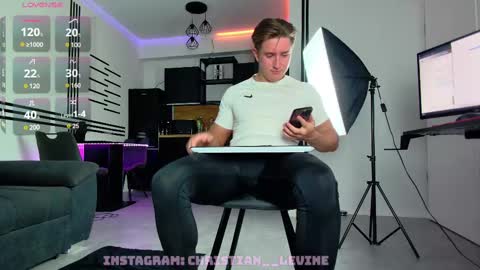 Snapshot of christianlevine_ chatting on February 9, 6:58 pm UPVOTE ME ------ ILL DO SOMETHING FOR FREE online show from February 9, 6:58 pm