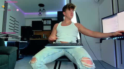 Snapshot of christianlevine_ chatting on January 3, 7:07 pm UPVOTE ME ------ ILL DO SOMETHING FOR FREE online show from January 3, 7:07 pm
