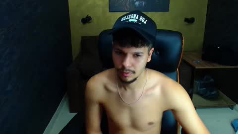 Snapshot of claymaddox chatting on October 21, 10:07 am ClayMaddox online show from October 21, 10:07 am