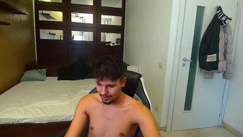 Snapshot of claymaddox chatting on October 31, 11:24 am ClayMaddox online show from October 31, 11:24 am