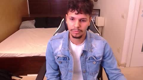 Snapshot of claymaddox chatting on October 16, 10:01 am ClayMaddox online show from October 16, 10:01 am