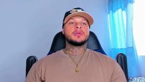 colin_fox1 online show from April 1, 5:54 pm