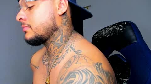 colin_fox1 online show from April 30, 1:34 am