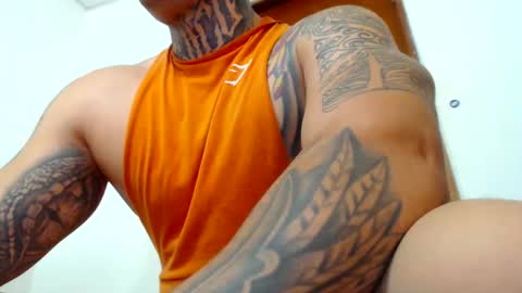 Snapshot of colombian_monster_cock chatting on December 18, 5:00 pm camilo online show from December 18, 5:00 pm