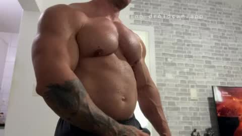 couplemuscle40 online show from April 30, 5:42 pm