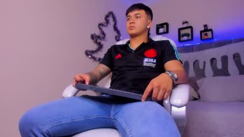 Snapshot of cristopher_strong chatting on December 20, 1:33 pm Cristopher online show from December 20, 1:33 pm