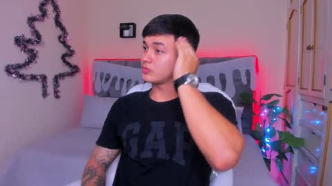 Snapshot of cristopher_strong chatting on December 18, 12:51 pm Cristopher online show from December 18, 12:51 pm