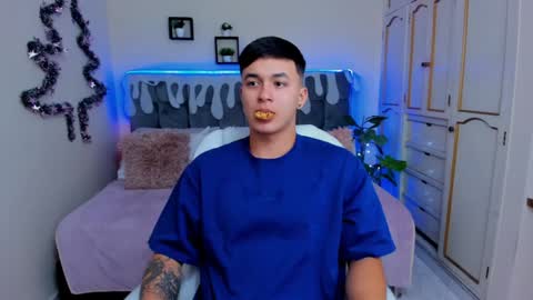 Snapshot of cristopher_strong chatting on December 10, 9:33 am Cristopher online show from December 10, 9:33 am