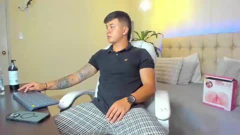 Snapshot of cristopher_strong chatting on February 16, 2:33 am Cristopher online show from February 16, 2:33 am