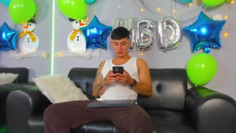 Snapshot of cristopher_strong chatting on December 30, 12:42 pm Cristopher online show from December 30, 12:42 pm