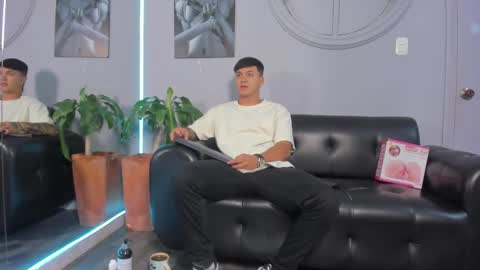 Snapshot of cristopher_strong chatting on January 24, 12:31 pm Cristopher online show from January 24, 12:31 pm