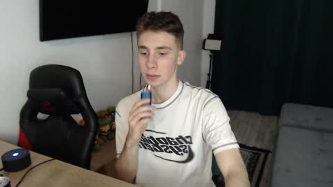 Snapshot of cute_brian chatting on February 18, 3:10 pm Im Brian online show from February 18, 3:10 pm