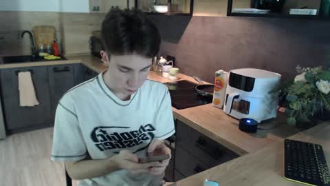 Snapshot of cute_brian chatting on February 4, 7:22 pm Im Brian online show from February 4, 7:22 pm