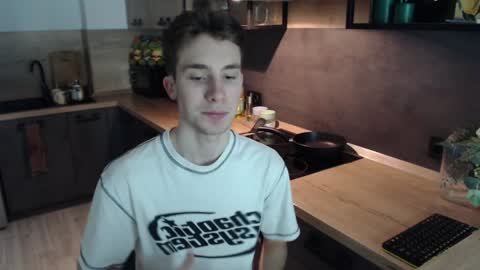 Snapshot of cute_brian chatting on December 6, 9:10 am Im Brian online show from December 6, 9:10 am