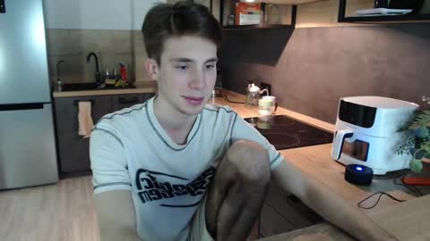 Snapshot of cute_brian chatting on February 9, 9:06 pm Im Brian online show from February 9, 9:06 pm