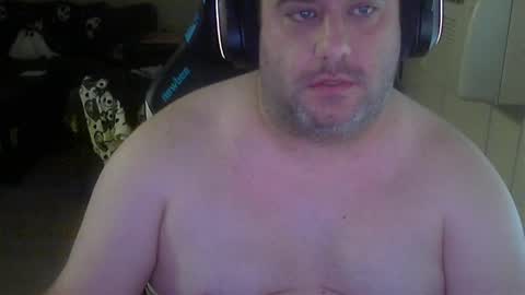 Snapshot of daddybody4u chatting on October 28, 6:54 pm daddybody4u online show from October 28, 6:54 pm