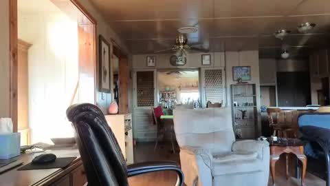 Snapshot of dakit2 chatting on October 18, 3:17 pm dakit online show from October 18, 3:17 pm