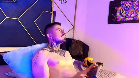 Dallas whitee online show from March 14, 12:06 am