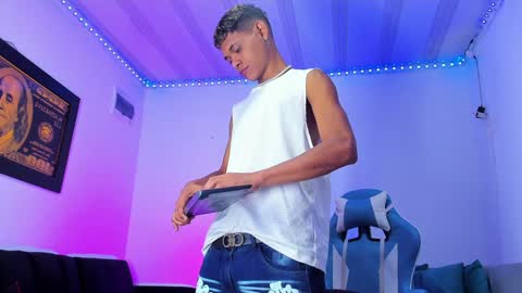 Snapshot of damar_felipe chatting on January 23, 4:09 am damar_felipe online show from January 23, 4:09 am