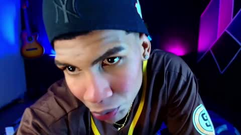 Snapshot of damian_latinxxx chatting on February 25, 3:09 am Damian online show from February 25, 3:09 am
