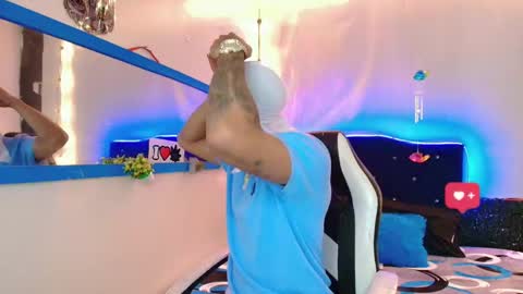 Snapshot of damian_latinxxx chatting on February 11, 2:57 am Damian online show from February 11, 2:57 am
