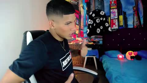 Snapshot of damian_latinxxx chatting on December 4, 3:04 am Damian online show from December 4, 3:04 am