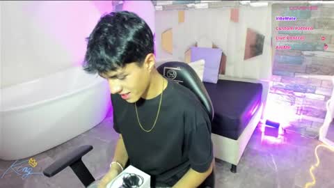 damian_tay online show from May 17, 11:39 am