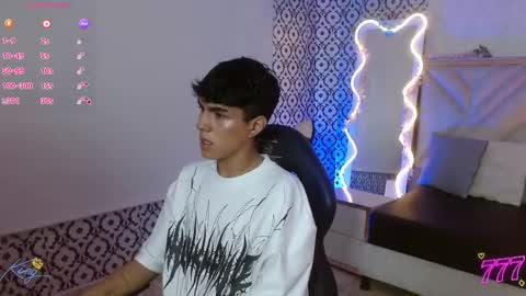 damian_tay online show from June 8, 11:55 am