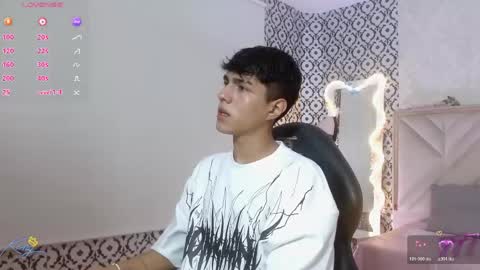 damian_tay online show from June 5, 11:38 am