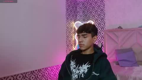 damian_tay online show from June 3, 11:34 am