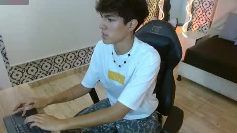 damian_tay online show from April 12, 11:44 am