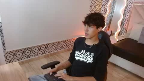 damian_tay online show from April 21, 11:38 am