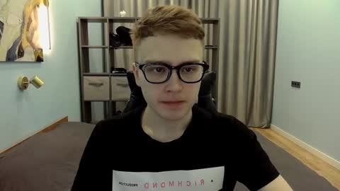 Snapshot of dan_leeroy chatting on December 30, 12:43 am Dany online show from December 30, 12:43 am