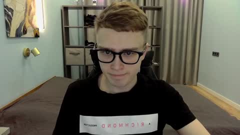 Snapshot of dan_leeroy chatting on December 28, 4:08 am Dany online show from December 28, 4:08 am