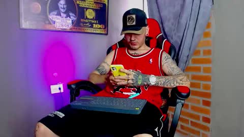Snapshot of daniel_tattooed_smoker chatting on February 8, 12:28 pm DANIEL online show from February 8, 12:28 pm