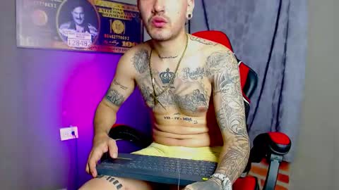 Snapshot of daniel_tattooed_smoker chatting on February 15, 7:27 am DANIEL online show from February 15, 7:27 am