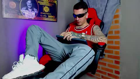 Snapshot of daniel_tattooed_smoker chatting on January 27, 9:13 am DANIEL online show from January 27, 9:13 am