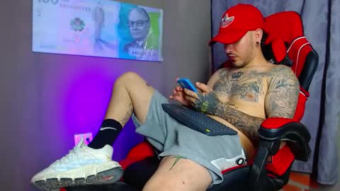 Snapshot of daniel_tattooed_smoker chatting on March 11, 2:54 am DANIEL online show from March 11, 2:54 am