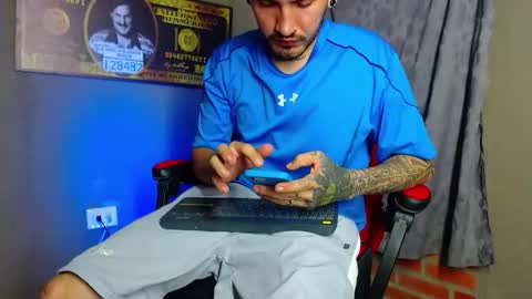 Snapshot of daniel_tattooed_smoker chatting on February 28, 10:28 pm DANIEL online show from February 28, 10:28 pm