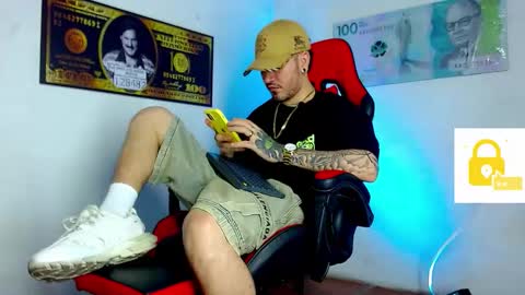 Snapshot of daniel_tattooed_smoker chatting on December 9, 3:18 am DANIEL online show from December 9, 3:18 am
