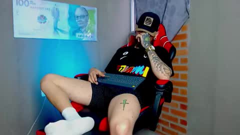 Snapshot of daniel_tattooed_smoker chatting on January 15, 12:04 pm DANIEL online show from January 15, 12:04 pm