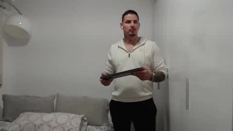 Snapshot of danielmilan chatting on February 24, 9:10 am THE BIG BOSS online show from February 24, 9:10 am