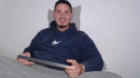 Snapshot of danielmilan chatting on February 8, 11:44 am THE BIG BOSS online show from February 8, 11:44 am