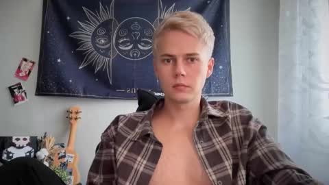 Snapshot of danny_love01 chatting on October 2, 1:37 pm danny online show from October 2, 1:37 pm