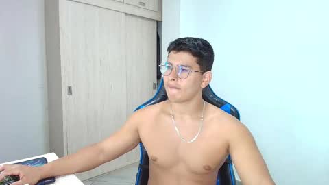 Snapshot of dantraxx chatting on December 13, 4:27 pm Dantraxx online show from December 13, 4:27 pm