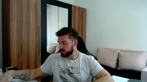darius_94 online show from June 15, 5:21 am