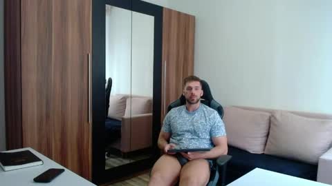 darius_94 online show from April 26, 1:52 pm