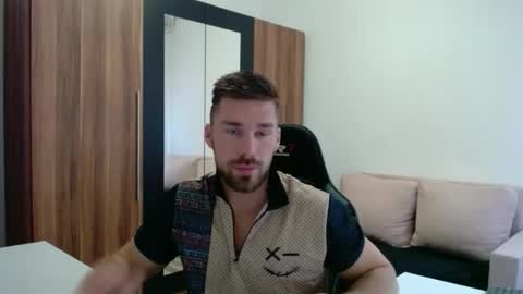 darius_94 online show from March 1, 2:28 pm