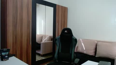 darius_94 online show from June 26, 6:05 am