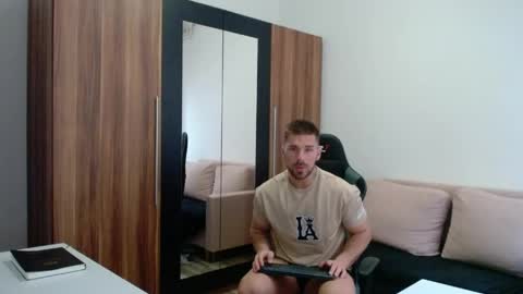 darius_94 online show from April 25, 1:03 pm